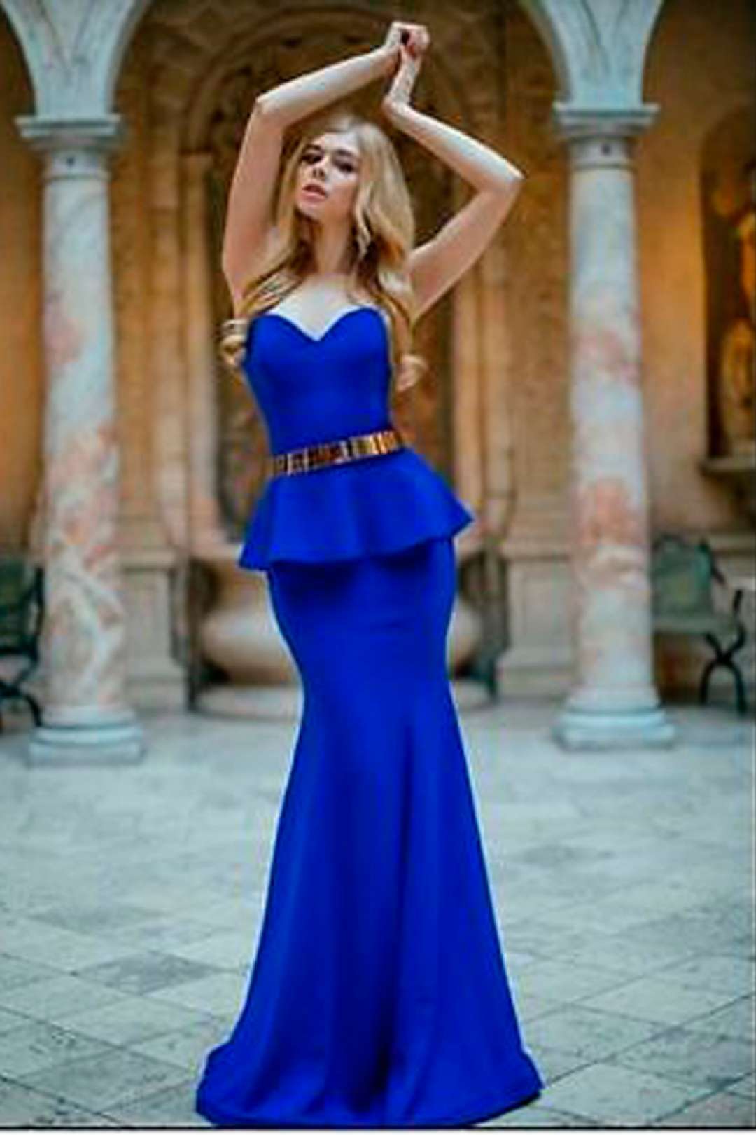 Платье с синим поясом